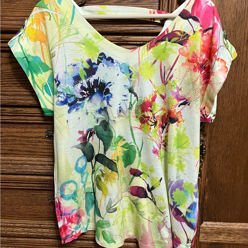 B.L.E.U. Womens petite large short sleeve top, floral pattern, very soft